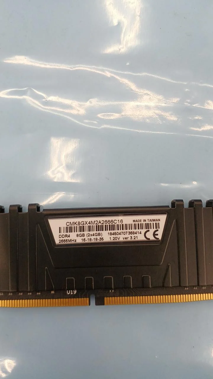 Mémoire de bureau CORSAIR DDR4 CMK8GX4M2A2666C16