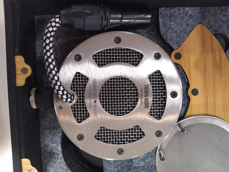 Microphone à condensateur TIERRA AUDIO NOUVEAU MICROPHONE À RUBAN DES ANNÉES 20