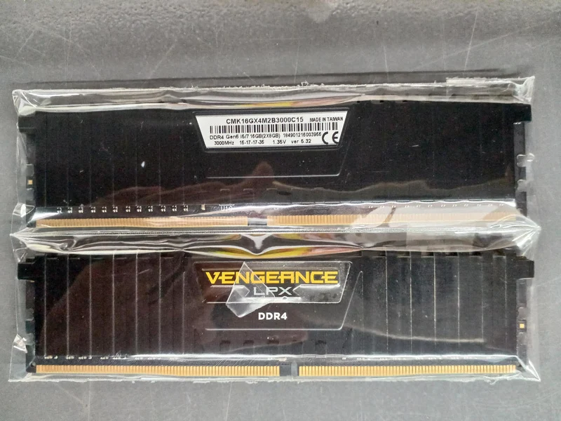 Mémoire de bureau CORSAIR CMK16GX4M2B3000C15