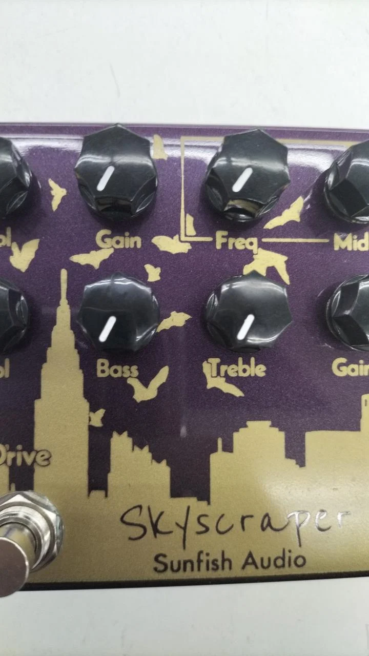 Pédale d'effets de distorsion SUNFISH AUDIO SKYSCRAPER