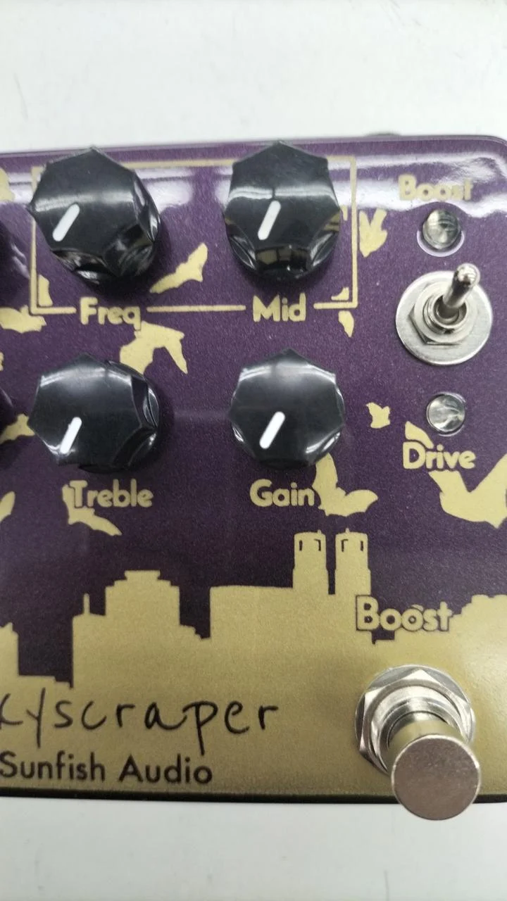 Pédale d'effets de distorsion SUNFISH AUDIO SKYSCRAPER